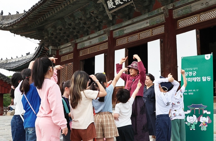 지난 17일 하나금융그룹이 가정의 달인 5월을 맞아 창경궁 등에서 '취약계층 아동 문화체험' 봉사활동을 실시했다. 사진=하나은행