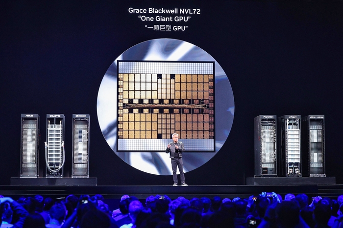 [포토] 블랙웰 NVL72 GPU 소개하는 젠슨 황
