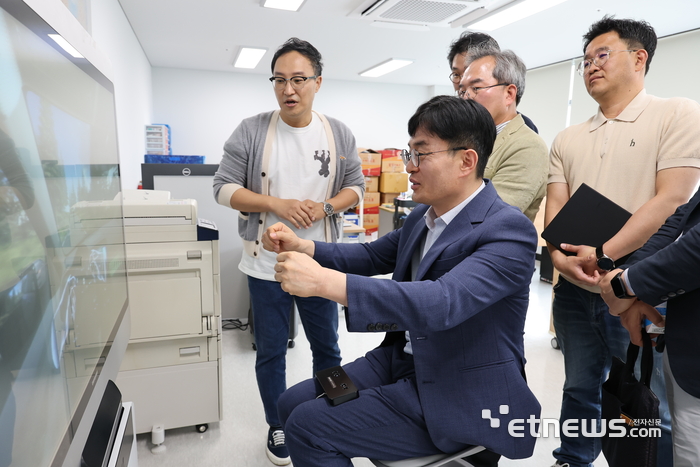김현곤 경과원장이 19일 고양시에 위치한 한 기업을 찾아 관련 기술 설명을 듣고 있다.