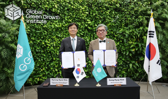 김형렬 행복청장(왼쪽)이 김상협 글로벌녹색성장기구 사무총장(오른쪽)과 행복도시 탄소중립 선도모델 확산 및 국제협력 강화를 위한 업무협약 체결 후 기념촬영을 하고 있다.(사진=행복청)