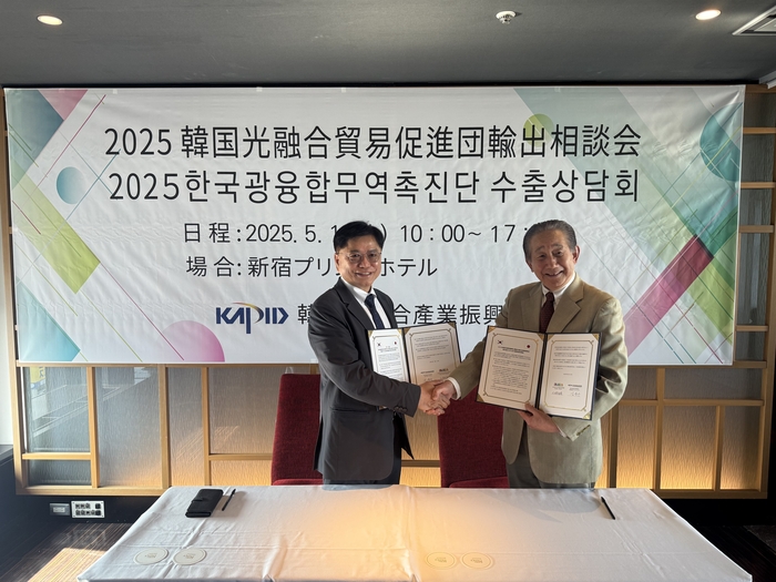 김동근 한국광융합산업진흥회 상근부회장(왼쪽)이 에코파(Ecofa) 추진기구 및 발광다이오드(LED) 광원보급개발기구(DLEDA)와 양해각서(MOU)를 체결했다.