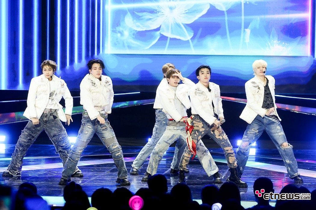 [ET포토] 디엑스틴, '떨리는 데뷔 무대'