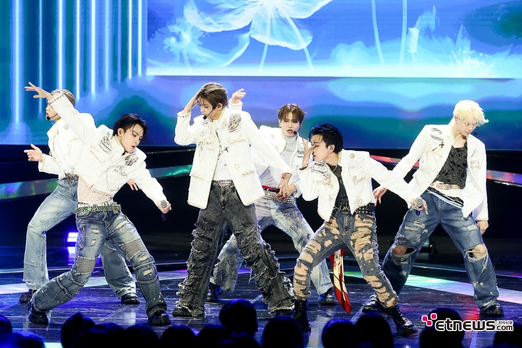 [ET포토] 디엑스틴, '아트같은 퍼포먼스'