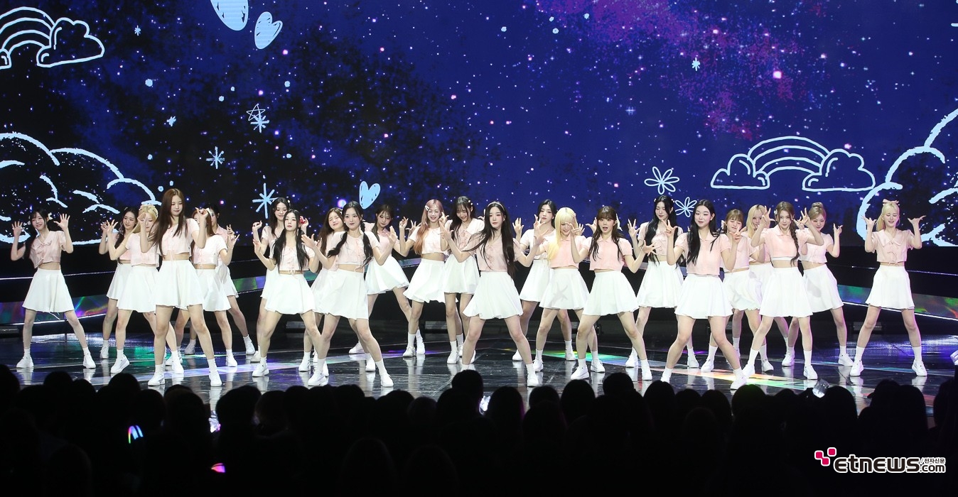 [ET포토] 트리플에스, '무대가 좁아보이는 24인조 대그룹'