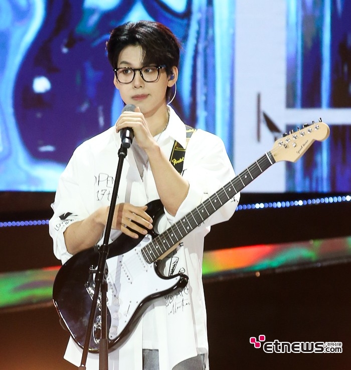 [ET포토] 바운, '공대생 느낌'