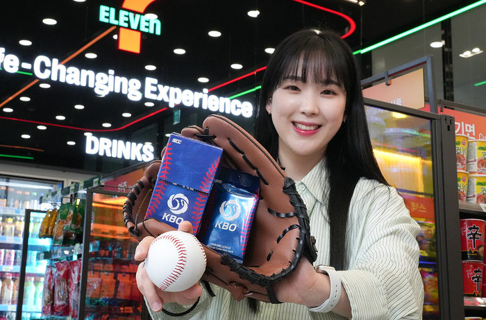 모델이 '2025 KBO 프로야구 콜렉션 카드'를 소개하고 있다.