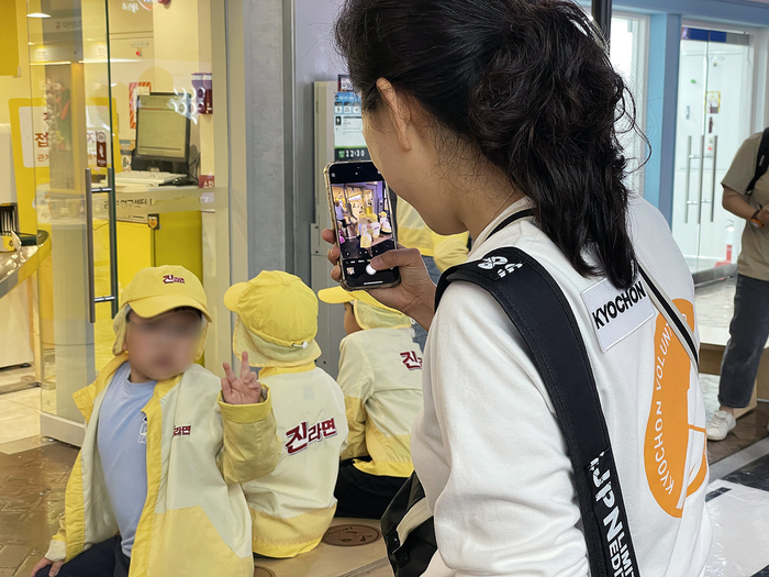 교촌에프앤비 봉사단, 특수학급 학생 위한 직업 체험 학습