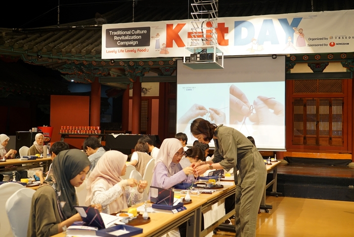 농심, 말련 국비유학생 대상 '매듭장' 체험 행사 열어