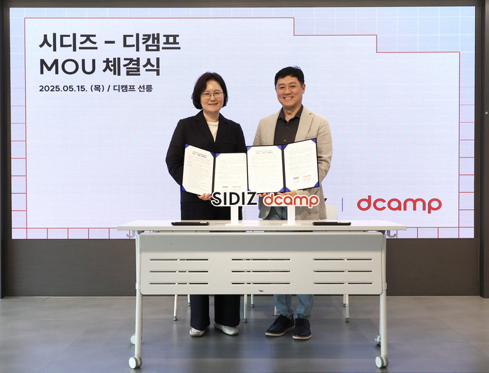 지난 15일 디캠프 선릉에서 열린 스타트업 업무환경 개선을 위한 업무협약식에서 김태은 시디즈 대표(왼쪽)와 박영훈 디캠프 대표가 기념촬영을 하고 있다.