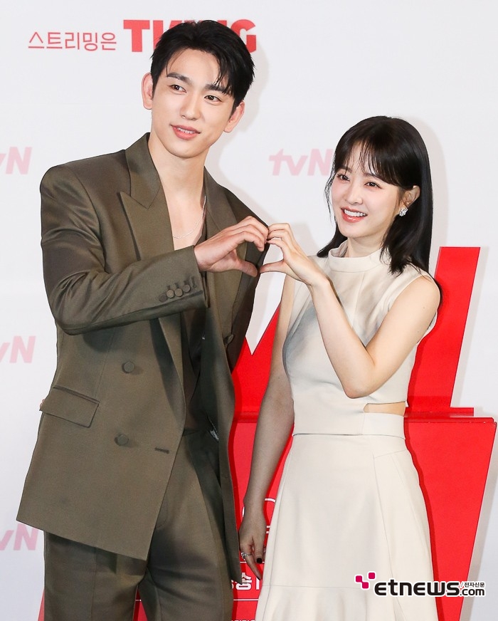 [ET포토] 박진영-박보영, '눈이 부시는 함께 만든 하트'