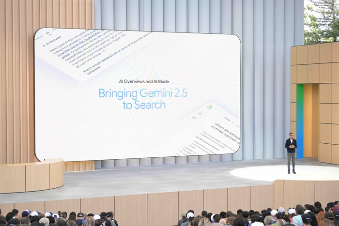 20일(현지시간)  미국 마운틴뷰에서 열린  구글 연례 개발자 회의(I/O)에서 순다르 피차이 구글 CEO가 제미나이2.5에 대해 소개하고 있다.