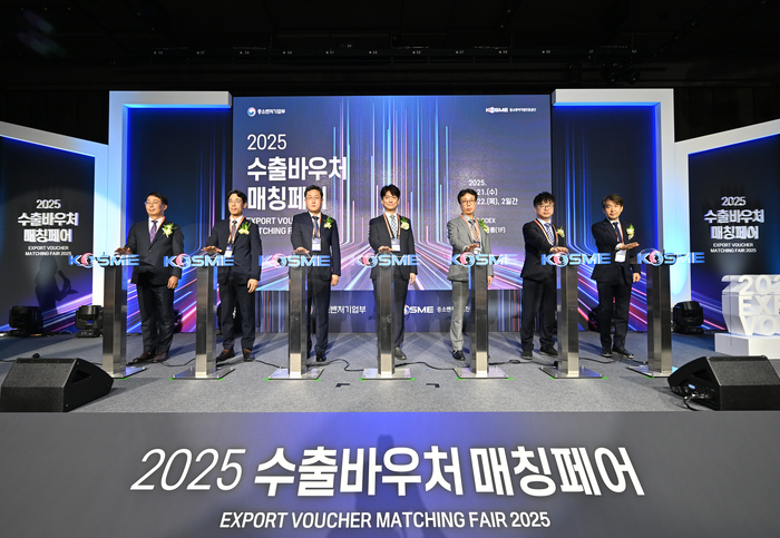 박장혁 중소벤처기업진흥공단 글로벌성장이사(왼쪽 네 번째)가 21일 열린 2025 수출바우처 매칭페어에서 세레머니를 하고 있다.(사진=중소벤처기업진흥공단)
