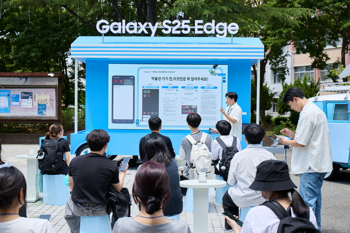 전주 덕진구 전북대학교에 오픈한 '갤럭시 캠퍼스 스튜디오'에서 방문객들이 갤럭시 AI 기능을 체험하는 모습