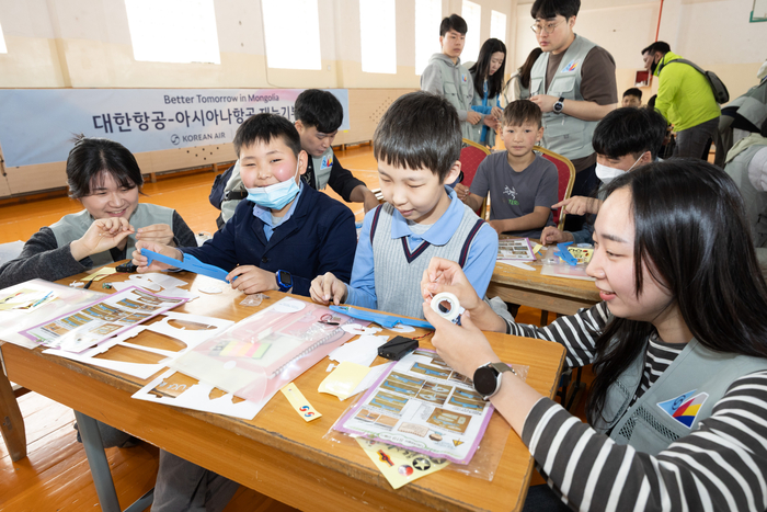 대한항공과 아시아나항공 임직원들이 몽골 군갈루타이 국립학교와 볼로브스롤 국립학교에서 재능기부 봉사활동을 하는 모습