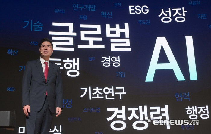 서울AI재단 출범식 및 서울AI행정혁신포럼이 21일 서울 중구 대한상공회의소에서 열렸다. 김만기 서울AI재단 이사장이 재단 주요전략을 브리핑하고 있다. 김민수기자 mskim@etnews.com