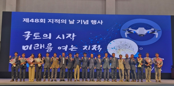 충남도는 21일 보령머드테마파크에서 '제48회 지적의 날' 기념행사를 가졌다.