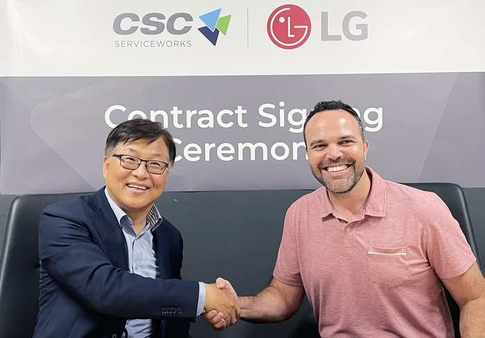 김상용 LG전자 미국법인 HS담당 전무(왼쪽)와 CSC 로드리고 카스텔라노스 최고경영자(CEO)가 상업용 세탁기 공급계약을 체결했다.