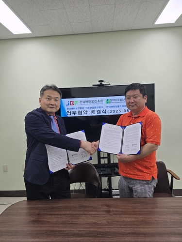 김현성 한국바이오헬스케어기술연구조합 회장(오른쪽)이 윤제정 전남바이오진흥원 식품산업연구센터 센터장과 21일 광주과학기술원에서 바이오헬스케어 기술 개발 및 산업 활성화를 위한 업무협약(MOU)을 체결했다.