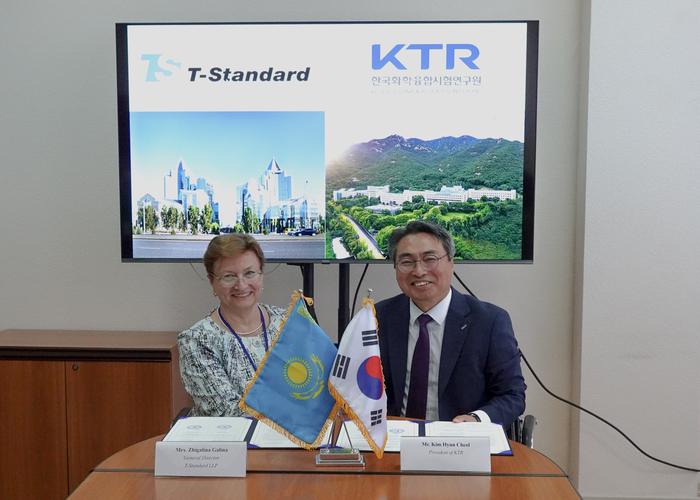 김현철 KTR 원장(오른쪽)이 카자흐스탄 T-Standard 지갈리나 갈리나 미하이로브나 대표와 상호 협력을 위한 업무협약을 체결했다.