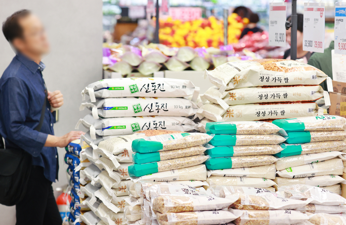 최근 일본 내 쌀 품귀 현상과 가격 급등으로 수입산 쌀에 대한 수요가 커지는 상황에서 품질 좋은 한국산 쌀이 새로운 대안으로 주목받으며 국산 쌀 수출이 확대되고 있다. 사진은 21일 서울의 한 대형마트에 진열된 쌀. 연합뉴스