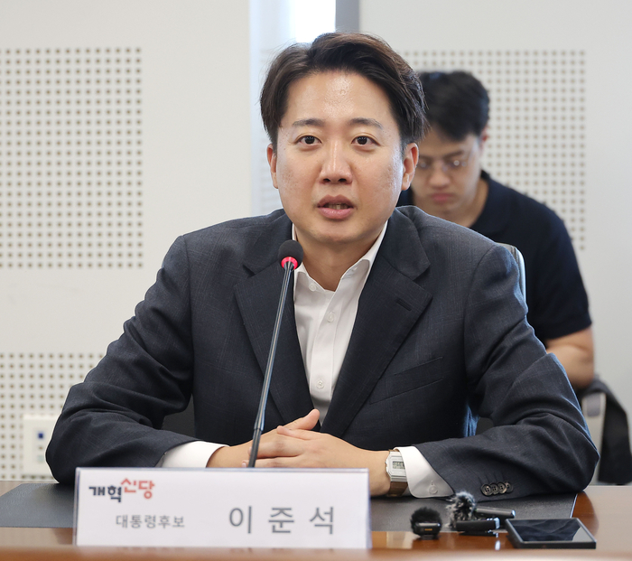 개혁신당 이준석 대선 후보가 21일 경기 성남의료원에서 한호성 원장과 간담회를 하고 있다. (사진=연합뉴스)