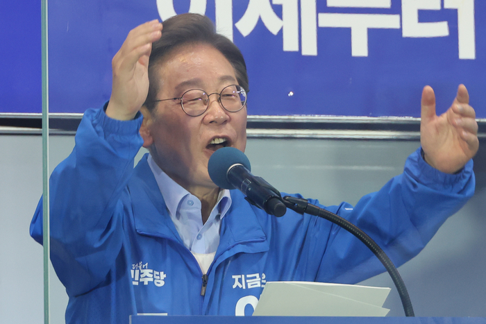 더불어민주당 이재명 대선 후보가 21일 자신의 지역구인 인천광역시 계양역 앞 유세에서 시민들에게 지지를 호소하고 있다. 연합뉴스