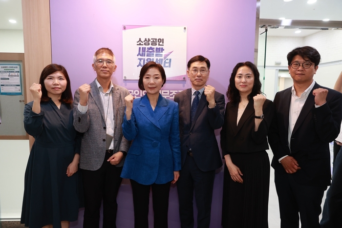오영주 중소벤처기업부 장관(왼쪽 세 번째)이 22일 서울 종로구 소상공인시장진흥공단 서울중부센터에서 열린 '소상공인 새출발 지원센터 개소식'에서 현판 제막 후 관계자들과 기념 촬영했다.(사진=중소벤처기업부)