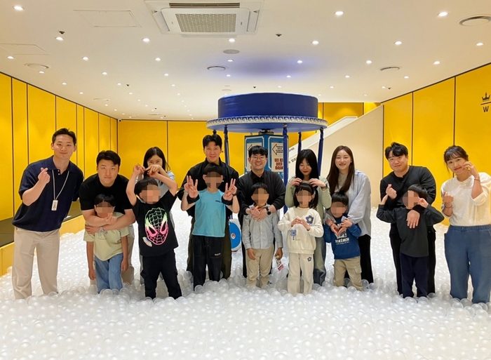 고려아연과 계열사 임직원들이 동명아동복지센터 아동들의 일일 보호자로서 대형 키즈카페 체험 활동을 지원했다. 고려아연