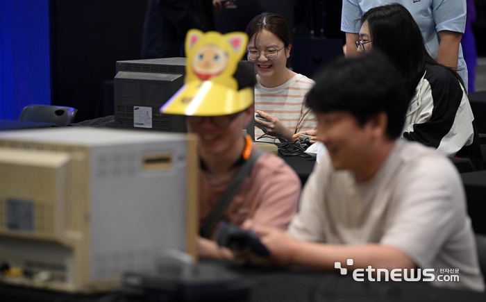 [포토] 절로 미소가 번지는 추억의 레트로 게임 한 판