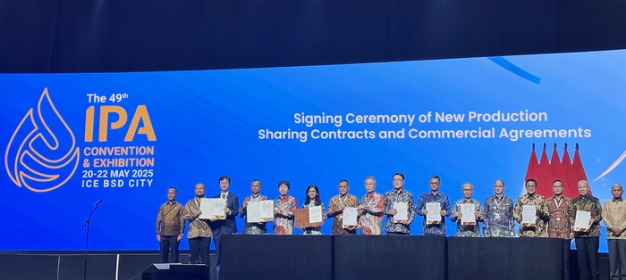 인도네시아 ICE에서 열린 인도네시아 석유·가스 산업 전시회 'IPA 컨벡스 2025'에서 바흘릴 라하달리아 에너지광물자원부 장관 (맨 왼쪽), 조코 시스완토 석유·가스 관리청장 (맨 오른쪽), 김경준 SK어스온 기획사업지원실장 (왼쪽 세 번째) 등이 참석해 세르팡 광구와 비나이야 광구의 생산물분배계약을 체결했다. SK이노베이션