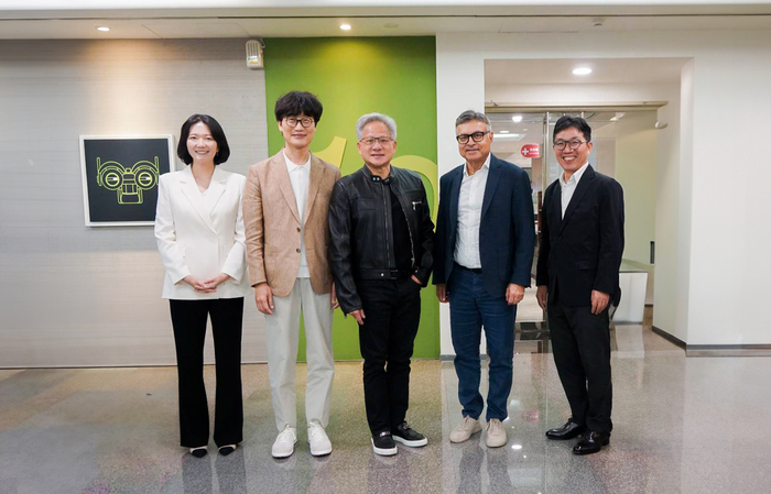 네이버와 엔비디아 주요 경영진이 대만 엔비디아 오피스에서 소버린AI 구축 및 대규모 AI 데이터센터 사업 확장 방안 등에 대해 논의했다. 왼쪽부터 최수연 네이버 대표, 이해진 네이버 이사회 의장, 젠슨 황 엔비디아 최고경영자(CEO), 제이 퓨리 엔비디아 총괄 부사장, 김유원 네이버클라우드 대표가 기념사진을 촬영하고 있다. 〈자료 네이버클라우드〉