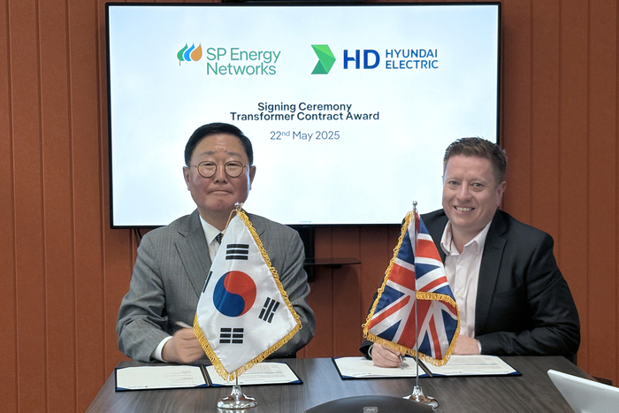 22일(현지시간) 스코틀랜드 '에스피 에너지 네트웍스(SP Energy Networks)' 본사에서 HD현대일렉트릭 조석 부회장(사진 왼쪽)과 에스피 에너지 네트웍스 에디 멀홀랜드(Eddie Mulholland) 기술총괄이사가 400킬로볼트(kV)급 초고압 변압기 4대에 대한 공급계약을 체결했다.