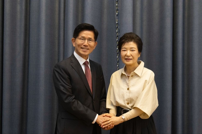 국민의힘 김문수 대선 후보가 24일 대구 달성군 박근혜 전 대통령 사저에서 박 전 대통령을 만나고 있다. [국민의힘 제공. 재판매 및 DB금지]