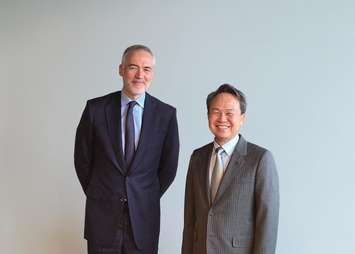 지난 20일 런던에서 (사진 오른쪽)진옥동 신한금융그룹 회장과 앤써니 굿맨 골드만삭스 인터내셔널 공동대표가 기념촬영을 하고 있다.