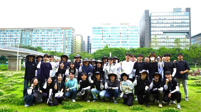 지난 23일 안랩 직원들이 탄천 수내습지생태원 환경정화 봉사활동을 진행한 뒤 기념촬영을 하고 있다. (안랩 제공)