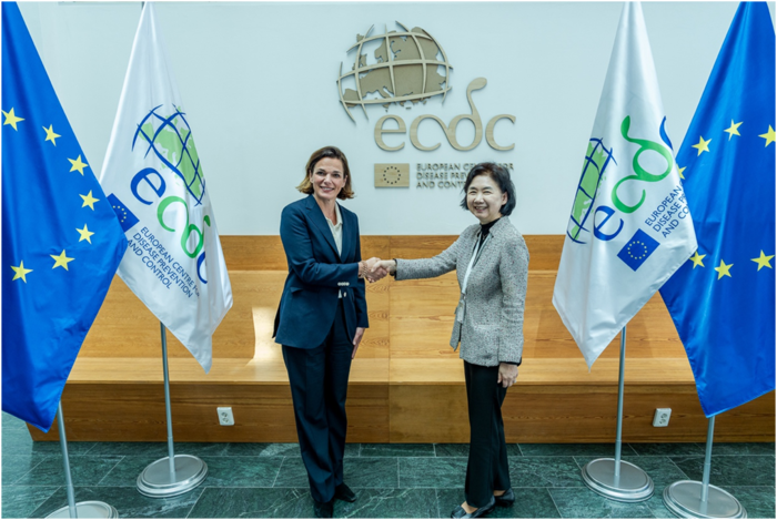 지영미 질병관리청장은 16일(이하 현지시간) 스웨덴 스톡홀롬에 위치한 유럽질병통제예방센터를 찾아 파밀라 랜디-와그너 센터장과 기념촬영했다.(사진=질병관리청)