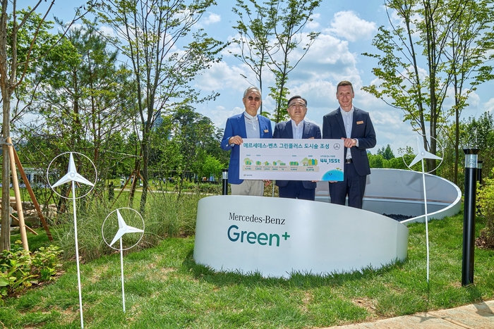 왼쪽부터 이훈규 아이들과미래재단 이사장, 김성보 서울시 행정2부시장, 마티아스 바이틀 메르세데스-벤츠 사회공헌위원회 의장