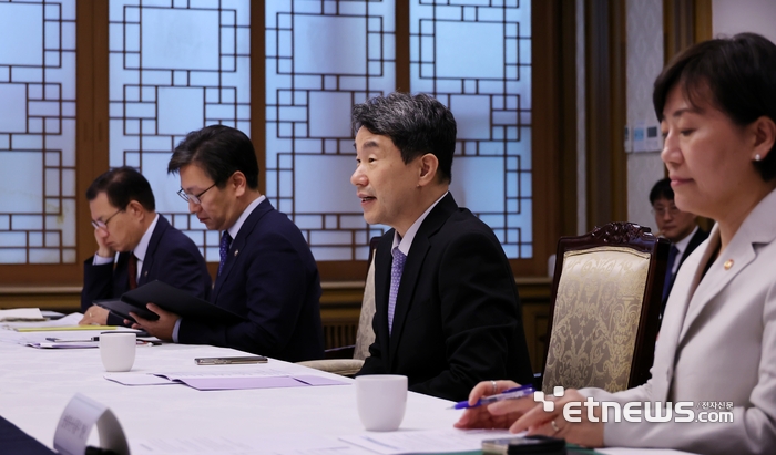 이주호 대통령 권한대행 부총리 겸 교육부 장관이 26일 정부서울청사에서 열린 경제안보전략 간담회에서 발언하고 있다. 교육부 제공