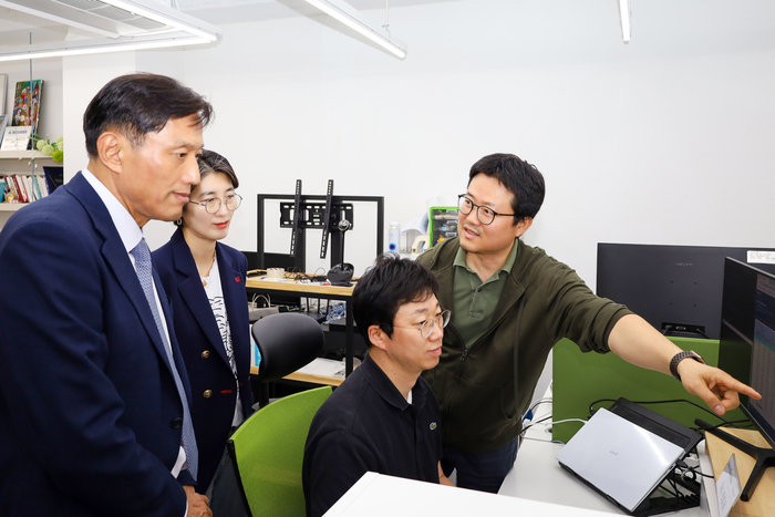 박주선 기술보증기금 전무이사(왼쪽 첫 번째)가 AI 기술기업 메이팜소프트를 방문해 연구 현장을 살펴보고 있다. (사진=기술보증기금)