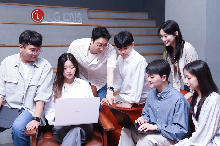 LG CNS AI센터 전문가들이 아이디어를 공유하는 모습. [사진=LG CNS 제공]