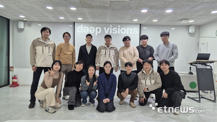 강봉수 딥비전스 대표(뒷줄 왼쪽에서 네 번째) 등 임직원 단체사진.