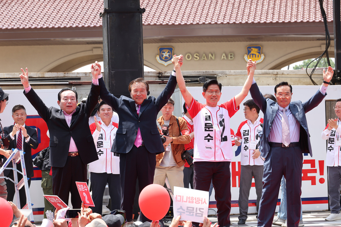 국민의힘 김문수 대선 후보가 26일 경기 평택시 K-55미군기지 정문 앞에서 열린 유세에서 이인제, 손학규, 임창열 전 경기지사와 함께 지지를 호소하고 있다.
