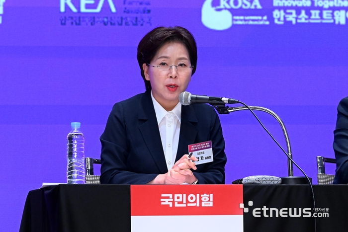 제21대 대선 선대위 초청 과학기술·ICT 공약 토론회가 27일 서울 중구 대한상공회의소에서 열렸다. 양향자 국민의힘 공동선대위원장 겸 반도체AI첨단산업본부장이 발언하고 있다. 이동근기자 foto@etnews.com