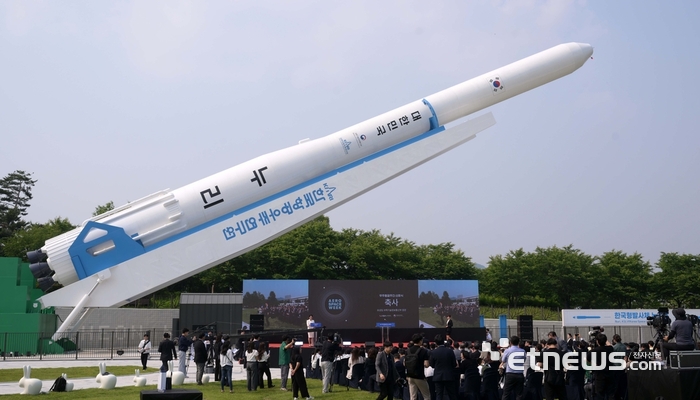 우주항공청과 국립과천과학관이 주최한 우주항공주간 선포식이 27일 경기 국립과천과학관에서 열렸다. 이날 최초 공개된 누리호 실물 모형이 기립하고 있다. 김민수기자 mskim@etnews.com