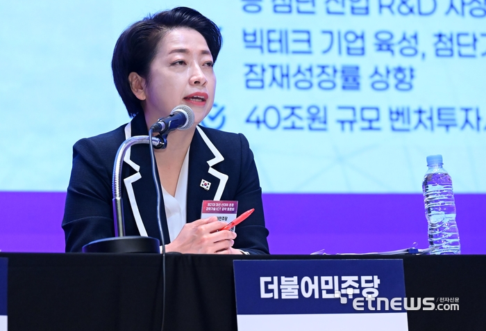 제21대 대선 선대위 초청 과학기술·ICT 공약 토론회가 27일 서울 중구 대한상공회의소에서 열렸다. 황정아 더불어민주당 선대위 과학기술혁신위원장이 이재명 후보의 공약을 소개하고 있다. 이동근기자 foto@etnews.com