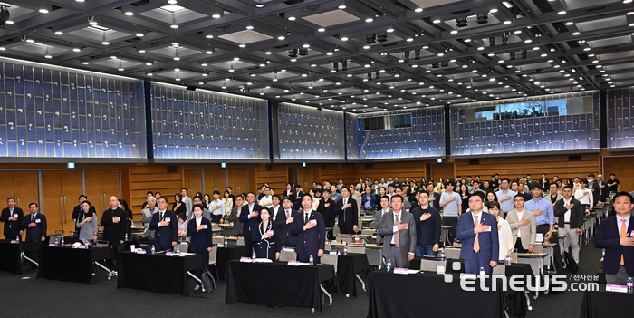 제21대 대선 선대위 초청 과학기술·ICT 공약 토론회가 27일 서울 중구 대한상공회의소에서 열렸다. 참석자들이 국민의례를 하고 있다.  이동근기자 foto@etnews.com