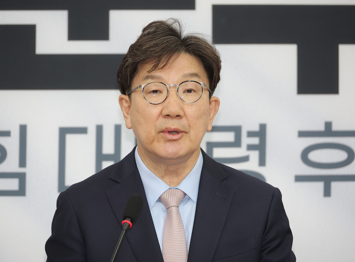 국민의힘 권성동 원내대표가 지난 27일 국회에서 당 국회의원 대국민호소문 발표 기자회견을 하고 있다.