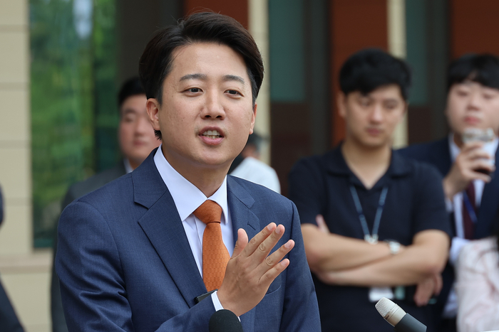 개혁신당 이준석 대선 후보가 지난 27일 서울 여의도 국회에서 국민의힘 김문수 후보와의 단일화에 대한 거부 입장을 거듭 밝힌 뒤 취재진의 질문에 답하고 있다.
