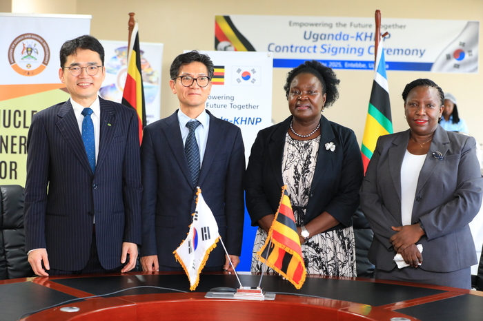 (왼쪽부터) 임승열 한수원 사업개발처장, 박성수 주우간다 한국대사, 루스 난카비르와 쎈타무 우간다 에너지광물자원개발부장관, 그레이스 투지메 우간다 에너지광물자원개발부 국장이 원전 부지 평가 용역 계약 체결후 기념촬영했다.