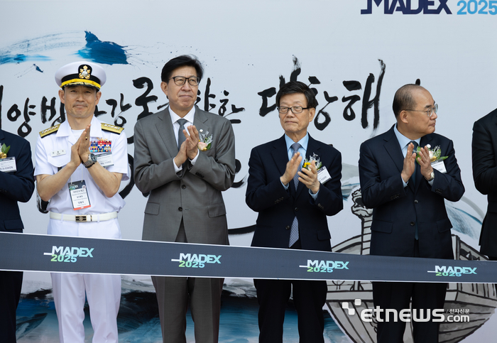 한국무역협회(KITA)가 부산시 해운대구 벡스코에서 대한민국 해군, 대한민국해군협회와 공동으로 개최한 '국제해양방위산업전(MADEX) 2025'에서 개막식에 참석한 주요 인사들이 개막을 축하하고 있다. (왼쪽 첫 번째부터 ) 양용모 해군 참모총장, 박형준 부산시장, 윤진식 한국무역협회 회장.